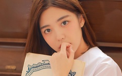 尤妮丝觥错的酒杯